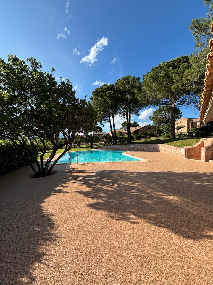 Piscina de jardín privado con pavimento Resineo en tono cálido